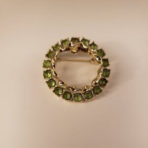 Vintage Green Gold Tone Brooch Twist Faux Faceted Stones Holiday Circle Wreath
